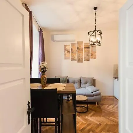 Throne Of 1 Apartment *