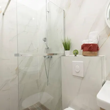 Throne Of 1 Apartman