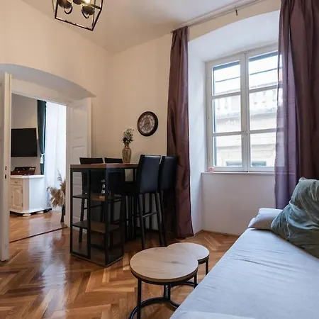 Apartman Throne Of 1