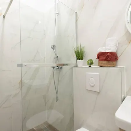 Throne Of 1 Apartman