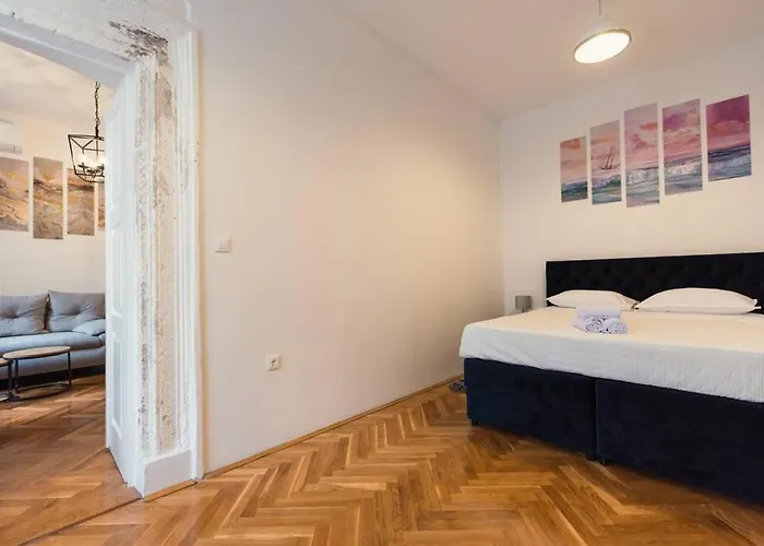 Throne Of 1 Διαμέρισμα